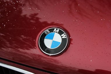 Kiev, Ukrayna - 22 Aralık 2017: Bmw 520 (E34) kış ormanın içinde. Kırmızı Bmw güzel bir orman içinde. Doğa. Kar.