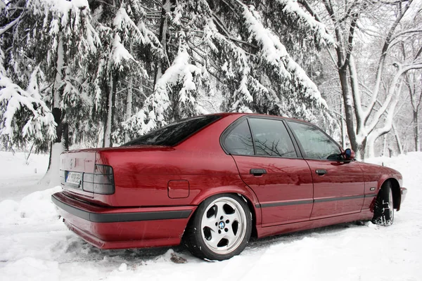 Kiev Ukrajna 2017 December Bmw 520 E34 Téli Erdőben Piros — Stock Fotó