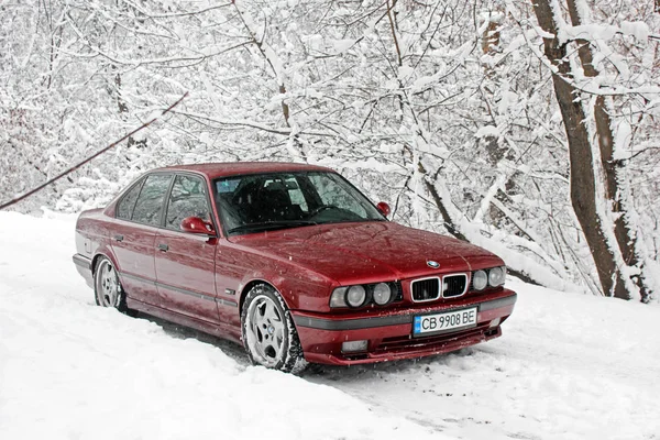 Kijów Ukraina Grudnia 2017 Bmw 520 E34 Zimowym Lesie Czerwonego — Zdjęcie stockowe