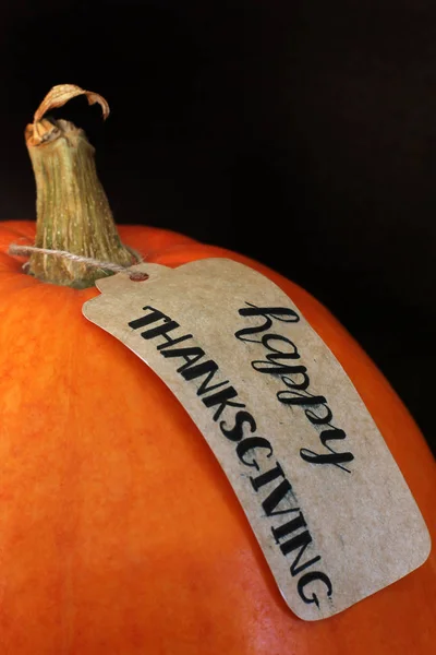 Die Inschrift "Happy Thanksgiving" auf dem Kürbis — Stockfoto