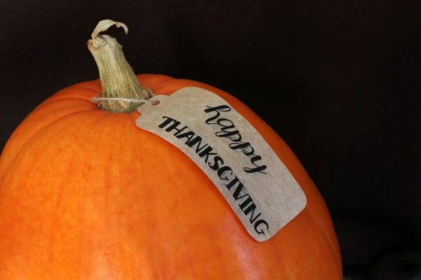 La inscripción "Feliz Acción de Gracias" en la calabaza — Foto de Stock