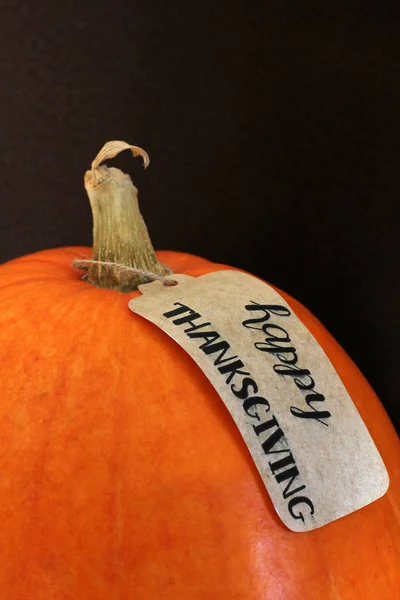 La inscripción "Feliz Acción de Gracias" en la calabaza — Foto de Stock