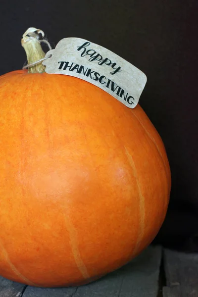 La inscripción "Feliz Acción de Gracias" en la calabaza — Foto de Stock