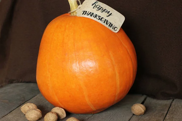L'inscription "Joyeux Thanksgiving" sur la citrouille — Photo