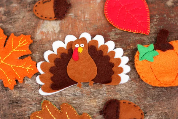 Thanksgiving Day. Acorn, turkey, leaves and pumpkin on a wooden background. Composition — Stock Photo, Image