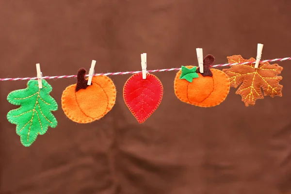 Le jour de Thanksgiving. Feuilles et citrouilles sur une corde. Feuilles et citrouille faites main — Photo