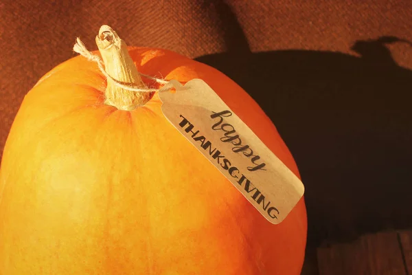 La inscripción "Feliz Acción de Gracias" en la calabaza — Foto de Stock