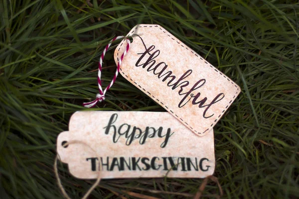 Die Inschrift "Happy Thanksgiving" und "Dankbar" auf dem Hintergrund von Gras — Stockfoto