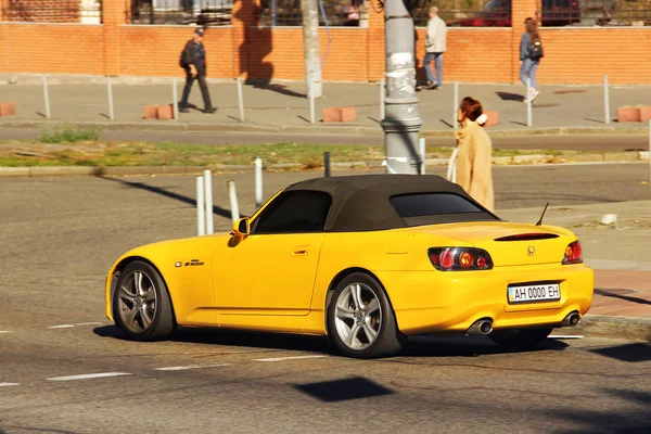 Kiev, Ukraine - 14 octobre 2019 : Supercar Honda S2000 jaune dans la ville — Photo