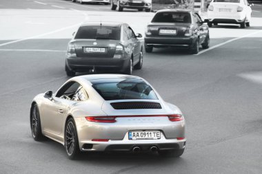 Kiev, Ukrayna - 14 Ekim 2019: soyut fotoğraf. Porsche 911 Carrera 4 hareket halinde.