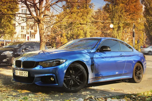 Kiev, Ucrânia - 14 de outubro de 2019: Blue BMW M4 estacionado na cidade — Fotografia de Stock