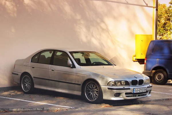 Kiev, Ukraine - 14 octobre 2019 : BMW E39 grise dans la ville — Photo