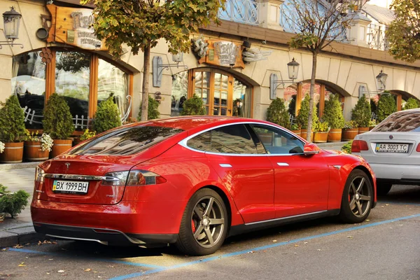 Kiev, Ucrania - 14 de octubre de 2019: Red Tesla Model S P85D en la ciudad — Foto de Stock