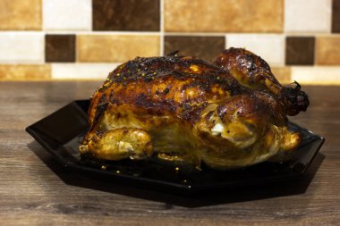 Siyah tabakta tavuk. Şükran Günü