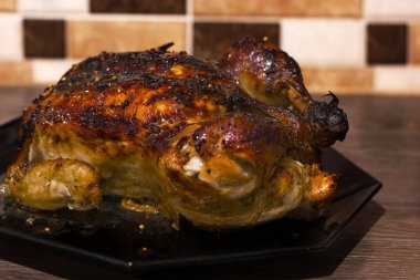 Siyah tabakta tavuk. Şükran Günü.