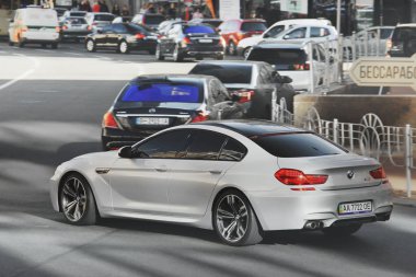 Kiev, Ukrayna - 14 Ekim 2019: Gri Bmw M6 şehirde hareket halinde