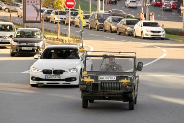Kiev, Ukrayna - 14 Ekim 2019: Askeri araç ve Bmw Alpina kentte