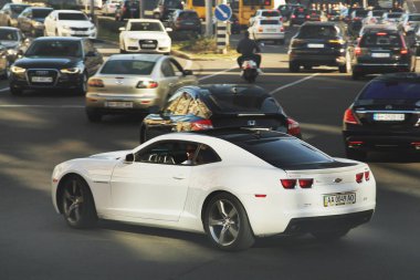 Kiev, Ukrayna - 14 Ekim 2019: Beyaz Kaslı Araba Chevrolet Camaro