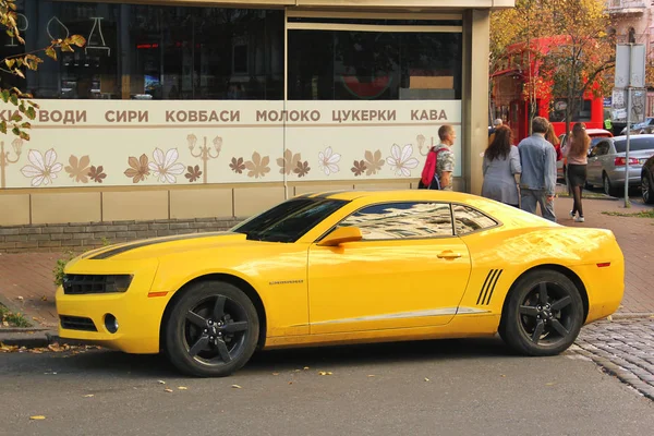 Киев, Украина - 14 октября 2019 года: Желтый мускулистый автомобиль Chevrolet Camaro в городе — стоковое фото
