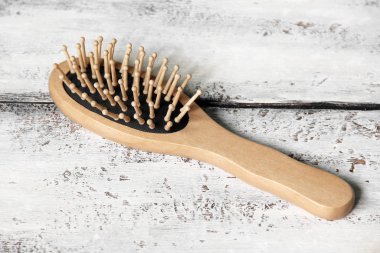 Beyaz ahşap arka planda ahşap tarak