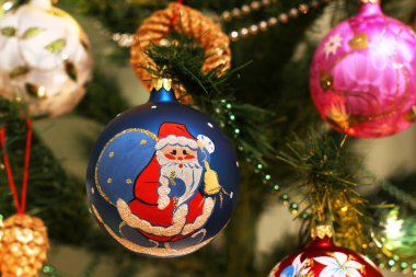 Yılbaşı oyuncakları Yeni Yıl ağacında