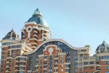 Gökyüzü arkaplanındaki çok katlı bina