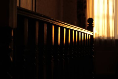 Tahta merdiveni kapatın. Tırabzan merdivenleri. Soyut fotoğraf.