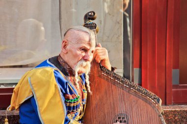 Kiev, Ukrayna - 15 Ekim 2019: Şehir merkezinde sokak müzisyeni