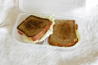 Sandviç kutusunda sandviç. Ev yapımı yemek.