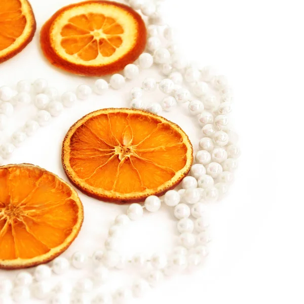 Decorações de Natal com laranja em um fundo branco. Fundo festivo — Fotografia de Stock