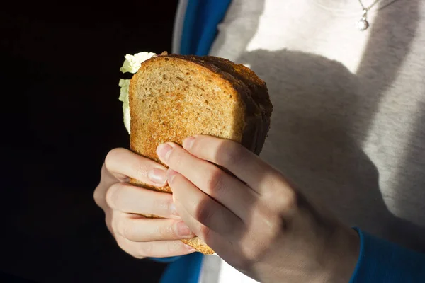 Sándwiches jugosos en las manos. Comida casera . — Foto de Stock