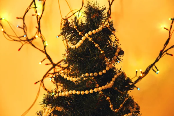 Árvore de Natal com luzes de férias. Fundo festivo — Fotografia de Stock