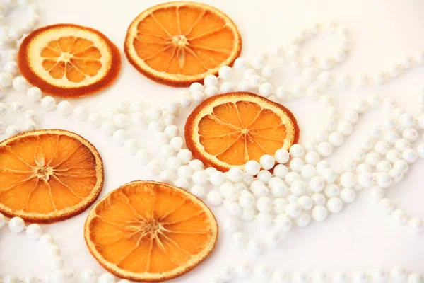 Decorações de Natal com laranja em um fundo branco. Fundo festivo — Fotografia de Stock