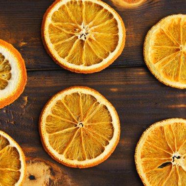 Ahşap arka planda kurutulmuş turuncu. Citrus.