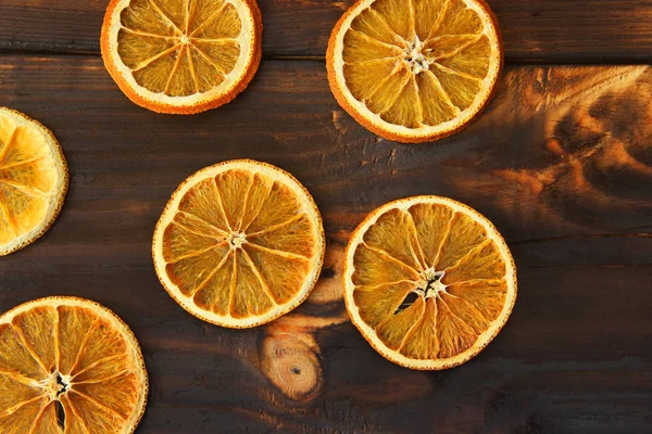 Laranja seca em um fundo de madeira. Citrinos — Fotografia de Stock