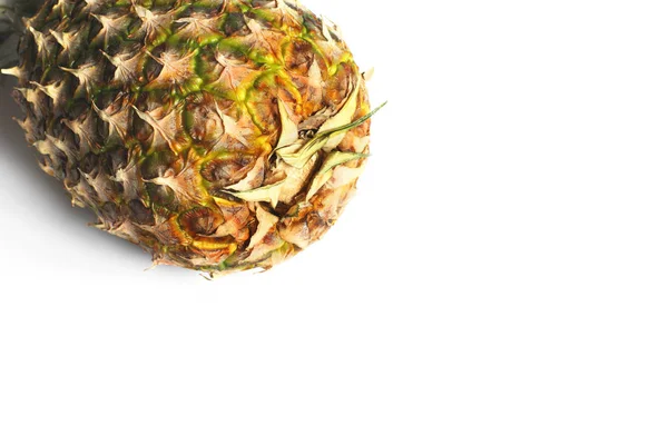 Beyaz arka planda ananas. Beyaz arkaplanda meyve — Stok fotoğraf