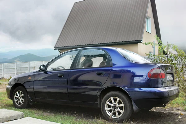 Chernihiv, Ukrajina - 7. listopadu 2019: Daewoo Sens in blue on the background of the house — Stock fotografie