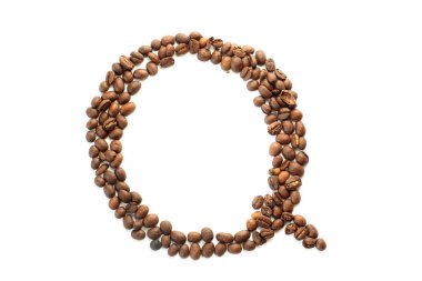 Kahve çekirdeği. Beyaz arka planda kahve çekirdeklerinden Q harfi. Kahverengi