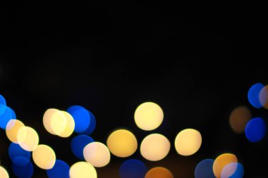 Boke. Odaklanmadan fotoğraf. Siyah arkaplanda ışıklar