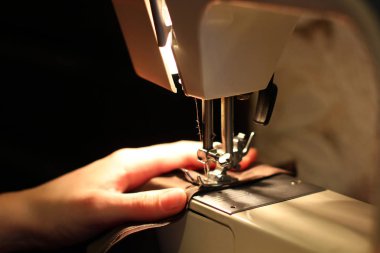 Dikiş makinesini kapat. Terzilik. Soyut fotoğraf