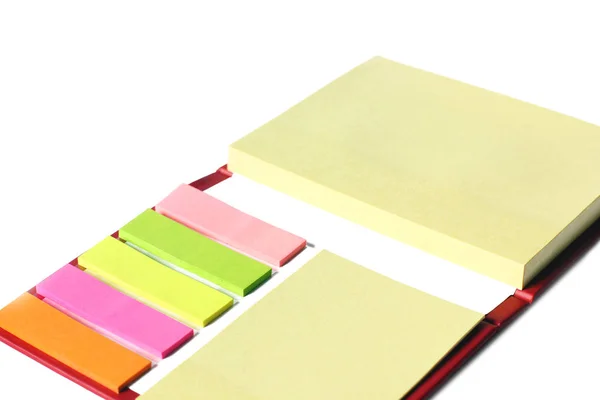 Βιβλίο αυτοκόλλητων σε λευκό φόντο. Χρωματιστά κομμάτια χαρτιού — Φωτογραφία Αρχείου