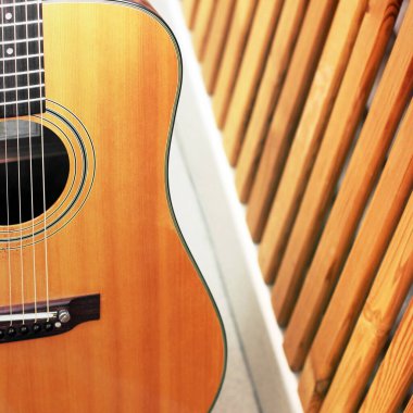 Gitar ahşap arka planda. Müzik aleti