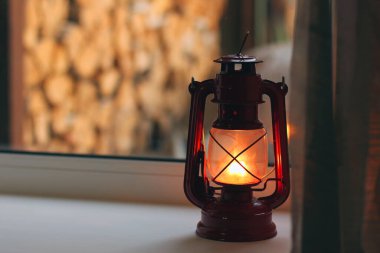 Pencerede gaz lambası var. Eski lamba