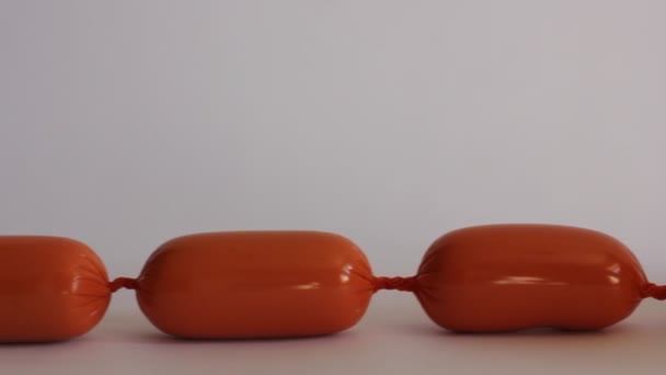 灰色背景的香肠 — 图库视频影像