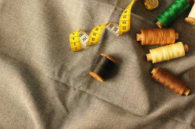 Dikiş dikiyorum Kumaşın üzerindeki iplik makaraları. İplikler. Ölçü