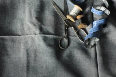 Dikiş dikiyorum Kumaşın üzerindeki iplik makaraları. İplikler. Metre ve makas