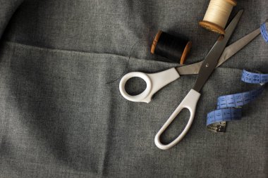 Dikiş dikiyorum Kumaşın üzerindeki iplik makaraları. İplikler. Metre ve makas