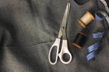 Dikiş dikiyorum Kumaşın üzerindeki iplik makaraları. İplikler. Metre ve makas