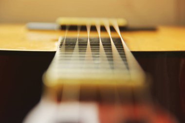 Gitar yakın çekim. İpler. Müzik aleti, yakın çekim.