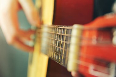 Gitarlı adam. Gitar bir adamın ellerinde.. 
